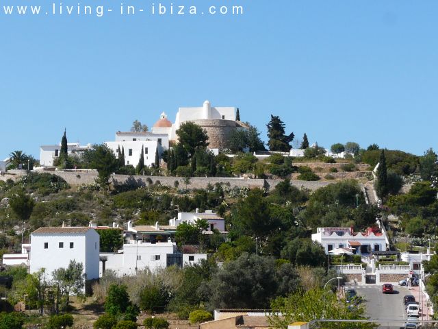 Fantástico ático en venta con vistas al mar, gran terraza, parking, calefacción central, piscina comunitaria en Santa Eulalia del Río, Ibiza 