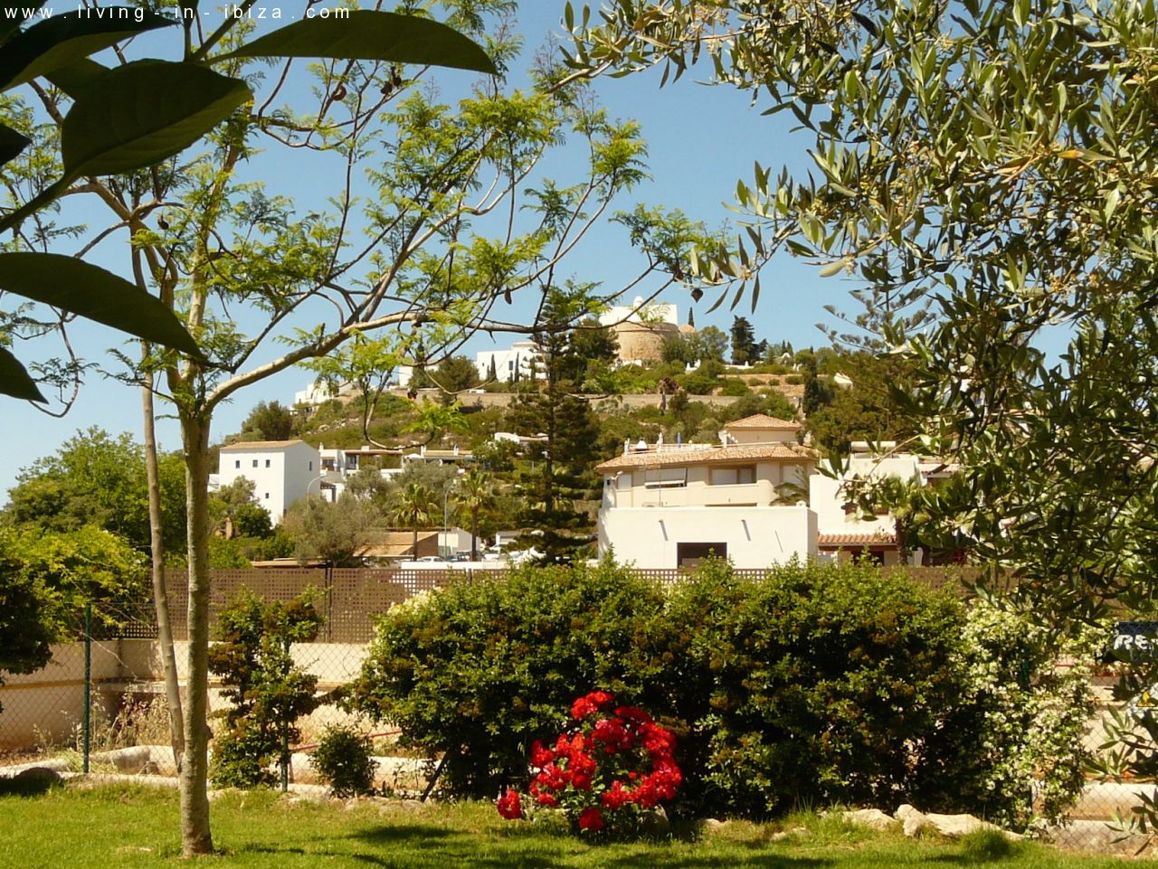 Fantástico ático en venta con vistas al mar, gran terraza, parking, calefacción central, piscina comunitaria en Santa Eulalia del Río, Ibiza 