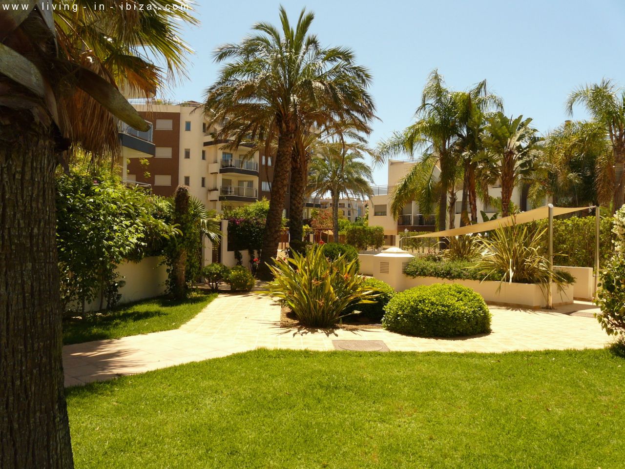 Fantástico ático en venta con vistas al mar, gran terraza, parking, calefacción central, piscina comunitaria en Santa Eulalia del Río, Ibiza 