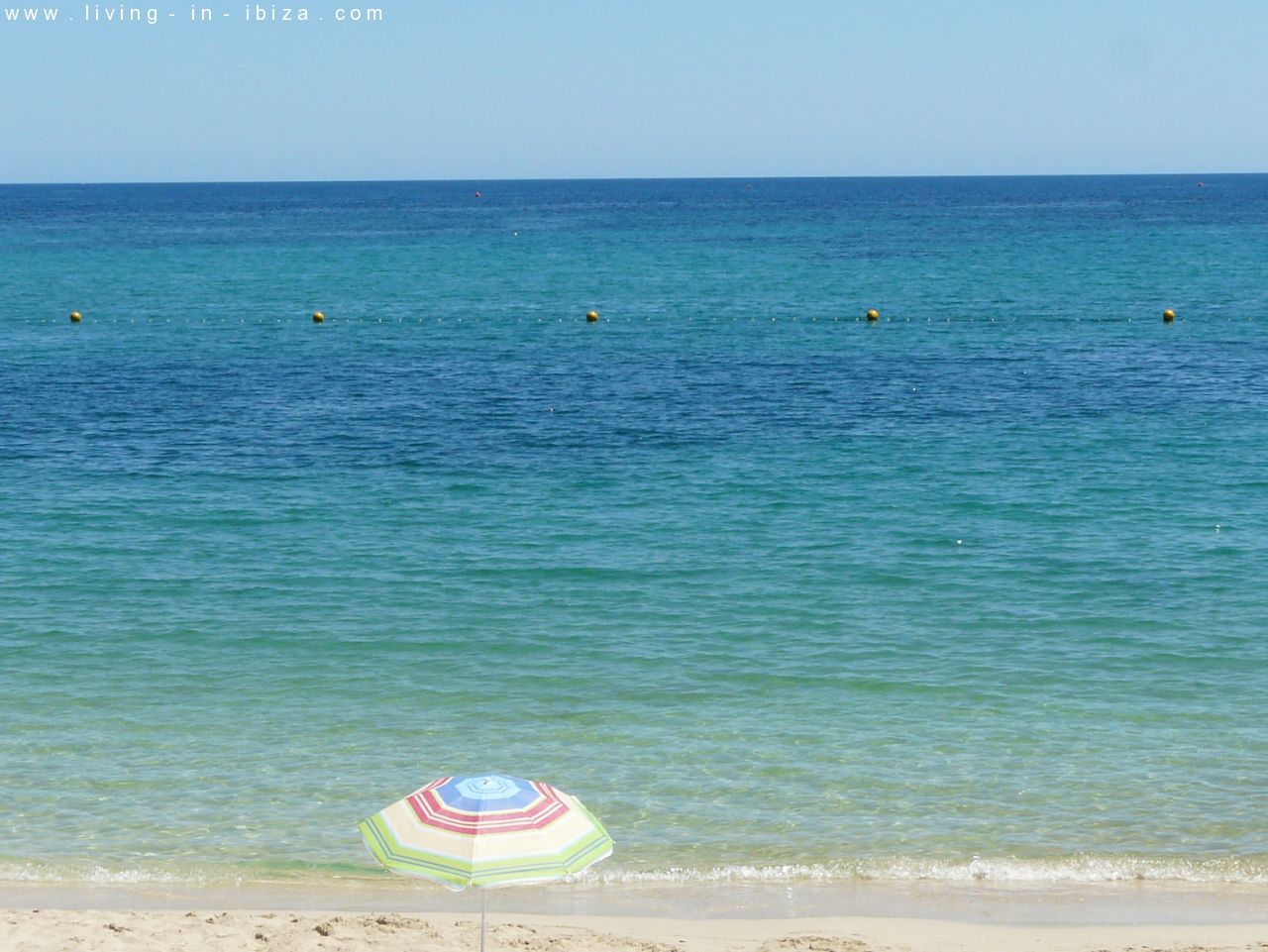 Fantástico ático en venta con vistas al mar, gran terraza, parking, calefacción central, piscina comunitaria en Santa Eulalia del Río, Ibiza 