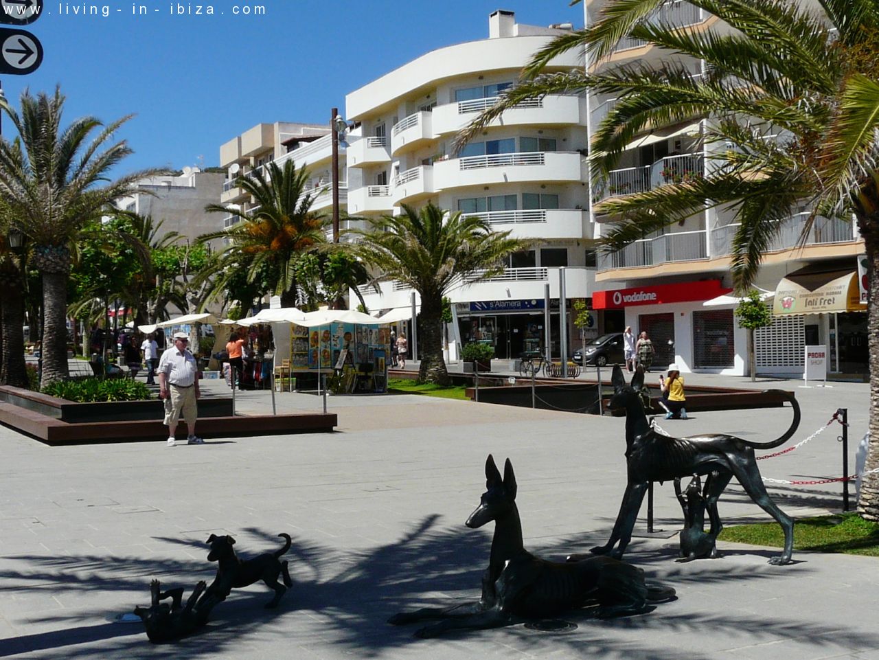 Fantástico ático en venta con vistas al mar, gran terraza, parking, calefacción central, piscina comunitaria en Santa Eulalia del Río, Ibiza 