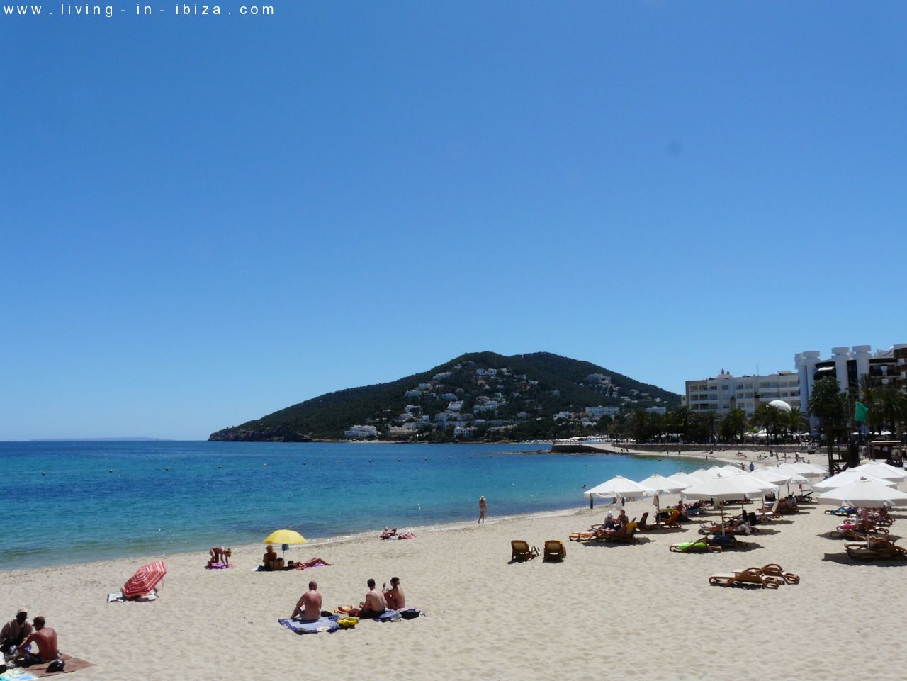 Fantástico ático en venta con vistas al mar, gran terraza, parking, calefacción central, piscina comunitaria en Santa Eulalia del Río, Ibiza 
