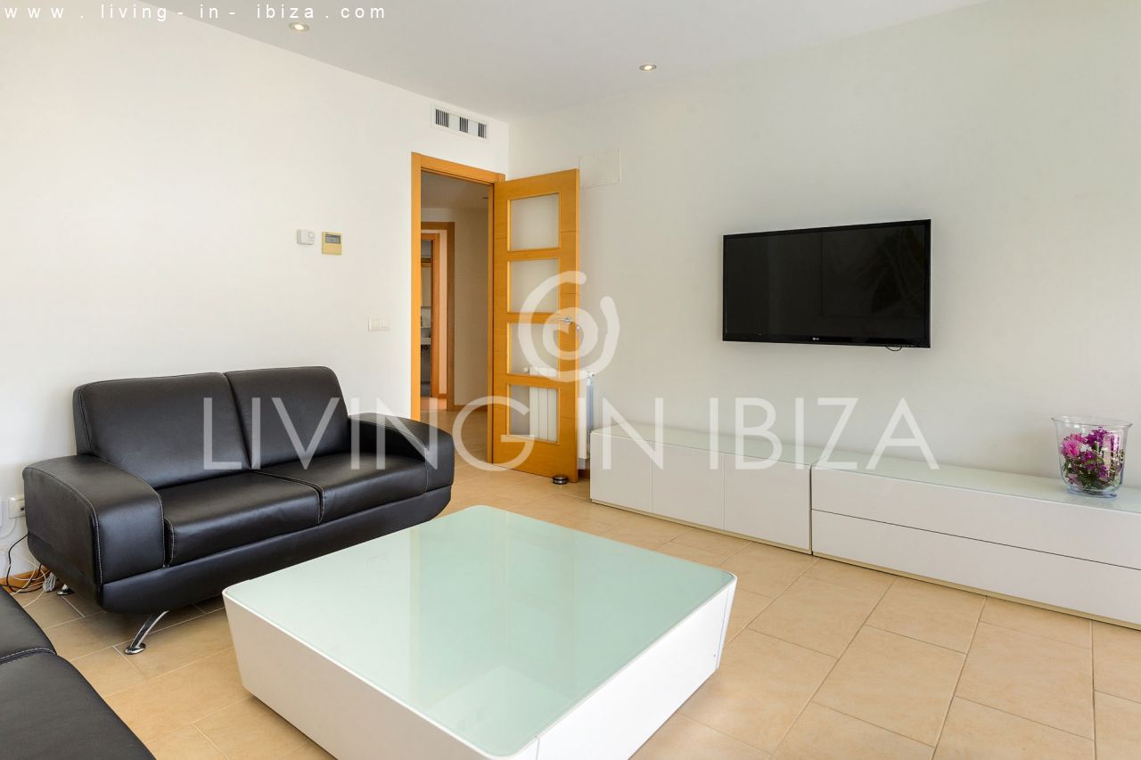 Fantástico ático en venta con vistas al mar, gran terraza, parking, calefacción central, piscina comunitaria en Santa Eulalia del Río, Ibiza 