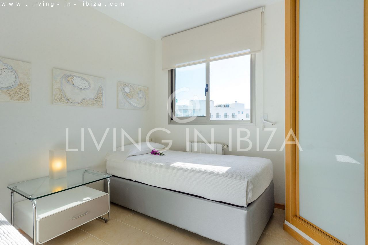 Fantástico ático en venta con vistas al mar, gran terraza, parking, calefacción central, piscina comunitaria en Santa Eulalia del Río, Ibiza 