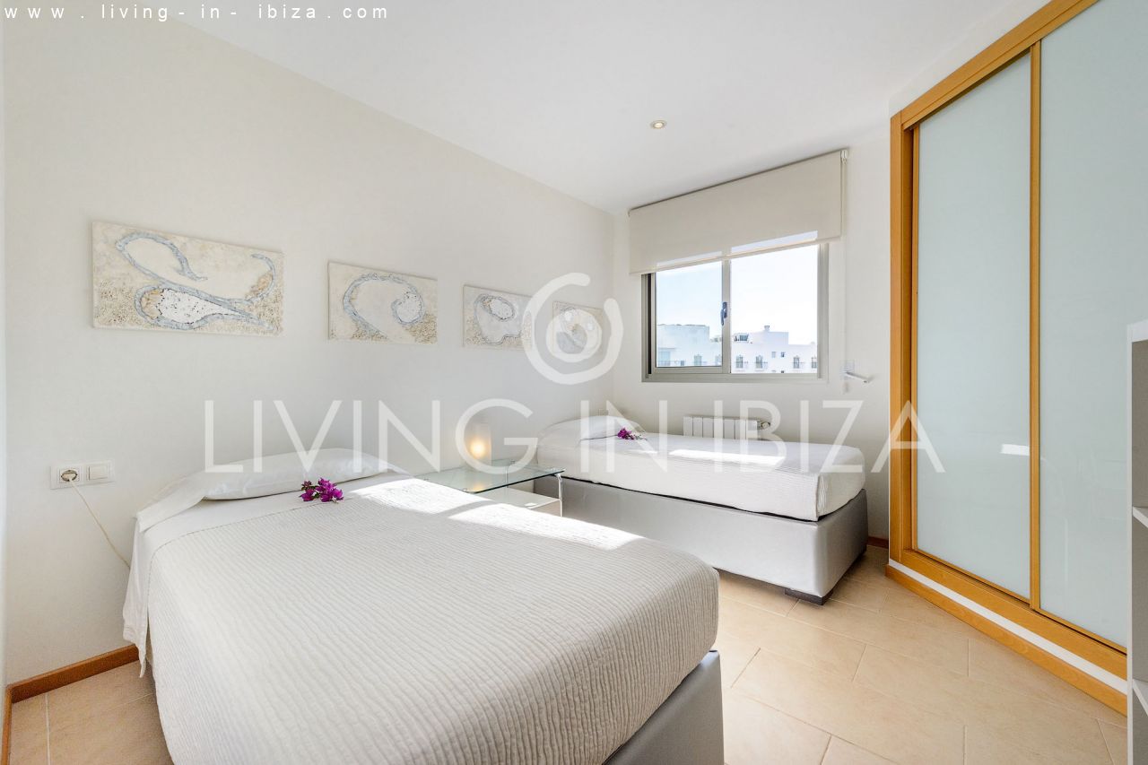 Fantástico ático en venta con vistas al mar, gran terraza, parking, calefacción central, piscina comunitaria en Santa Eulalia del Río, Ibiza 