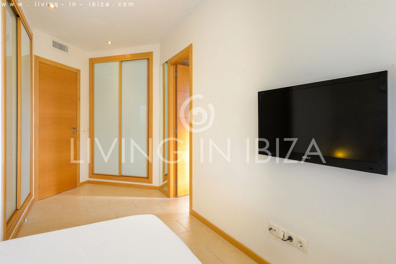 Fantástico ático en venta con vistas al mar, gran terraza, parking, calefacción central, piscina comunitaria en Santa Eulalia del Río, Ibiza 