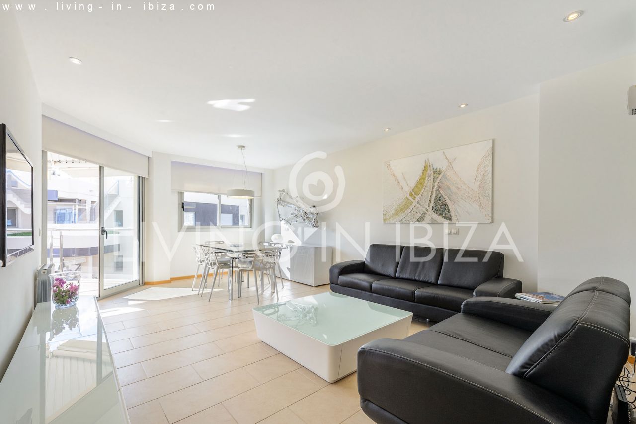 Fantástico ático en venta con vistas al mar, gran terraza, parking, calefacción central, piscina comunitaria en Santa Eulalia del Río, Ibiza 