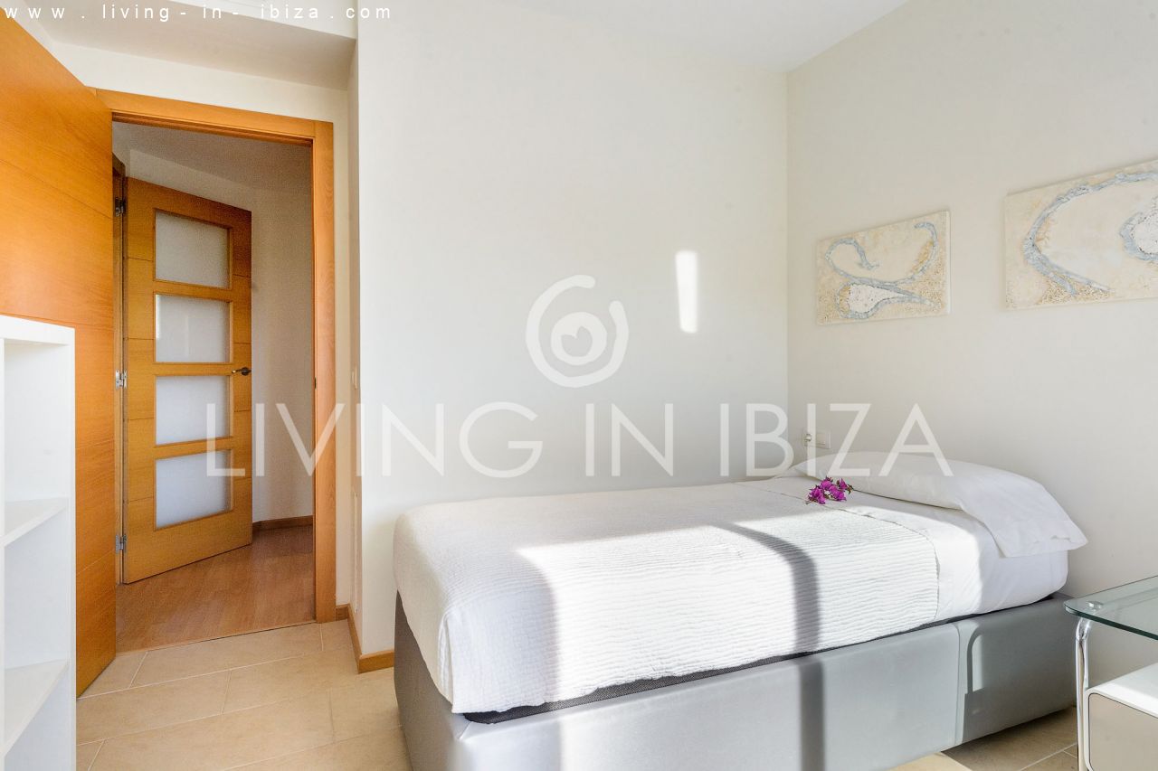 Fantástico ático en venta con vistas al mar, gran terraza, parking, calefacción central, piscina comunitaria en Santa Eulalia del Río, Ibiza 