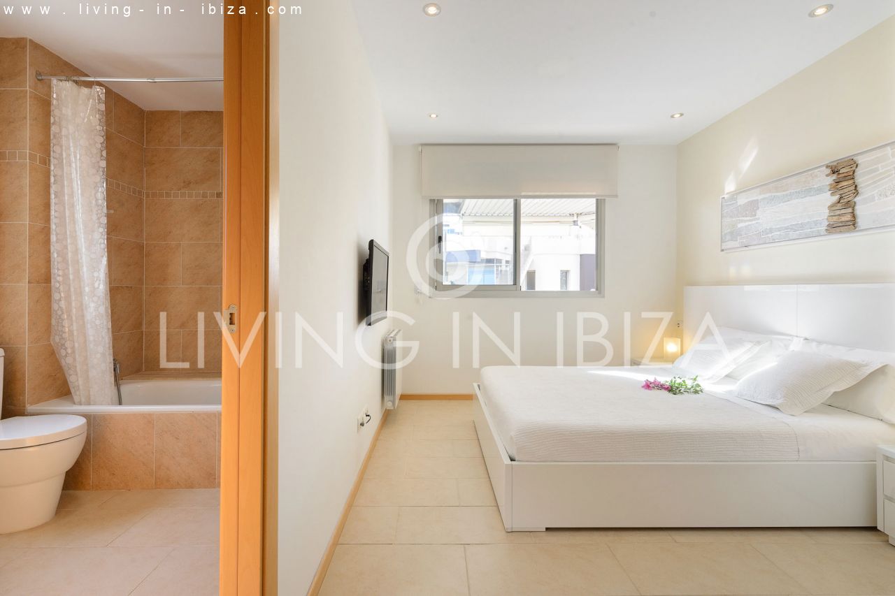 Fantástico ático en venta con vistas al mar, gran terraza, parking, calefacción central, piscina comunitaria en Santa Eulalia del Río, Ibiza 