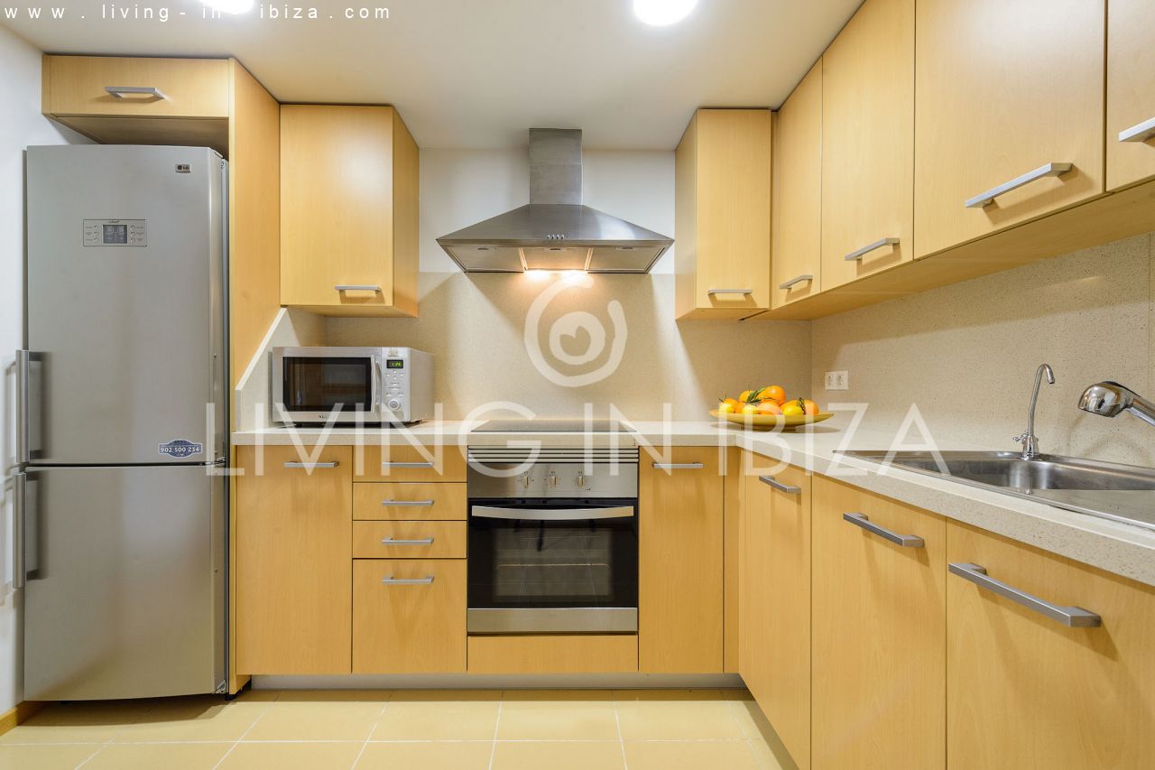 Fantástico ático en venta con vistas al mar, gran terraza, parking, calefacción central, piscina comunitaria en Santa Eulalia del Río, Ibiza 