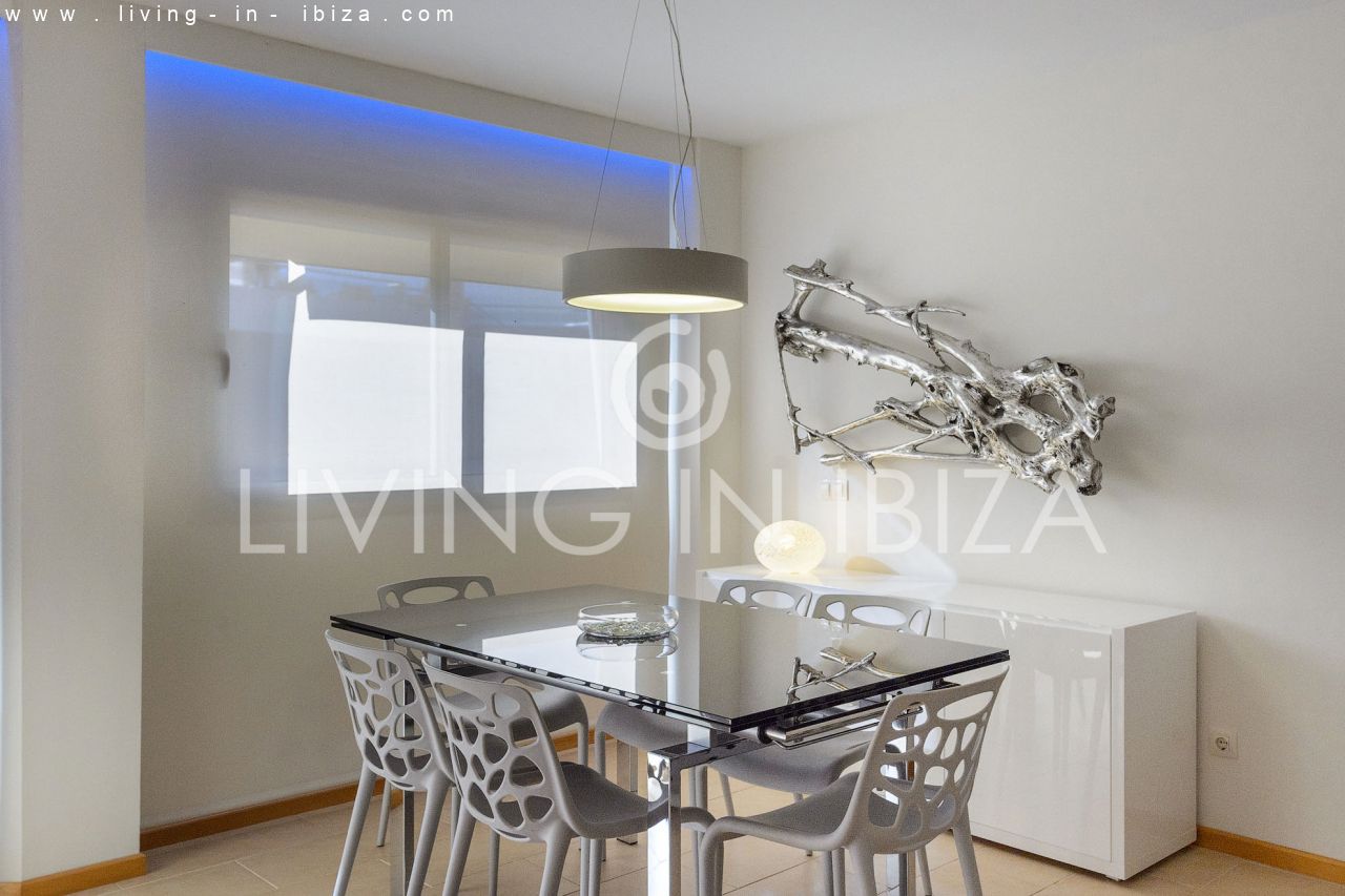 Fantástico ático en venta con vistas al mar, gran terraza, parking, calefacción central, piscina comunitaria en Santa Eulalia del Río, Ibiza 