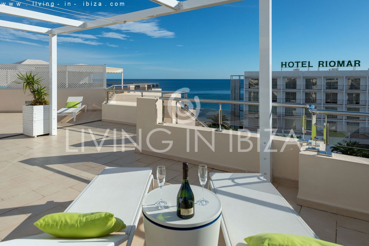 Fantástico ático en venta con vistas al mar, gran terraza, parking, calefacción central, piscina comunitaria en Santa Eulalia del Río, Ibiza 