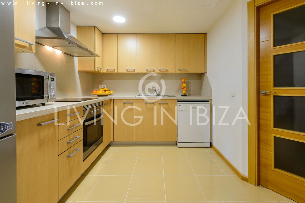 Fantástico ático en venta con vistas al mar, gran terraza, parking, calefacción central, piscina comunitaria en Santa Eulalia del Río, Ibiza 