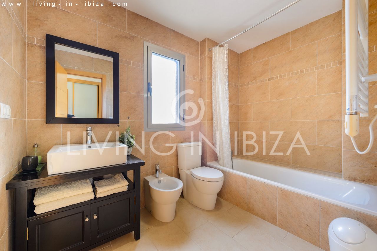 Fantástico ático en venta con vistas al mar, gran terraza, parking, calefacción central, piscina comunitaria en Santa Eulalia del Río, Ibiza 