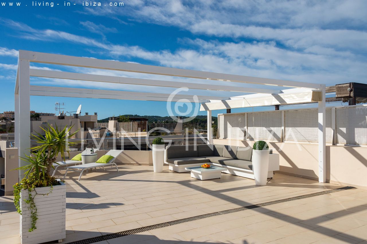Fantástico ático en venta con vistas al mar, gran terraza, parking, calefacción central, piscina comunitaria en Santa Eulalia del Río, Ibiza 