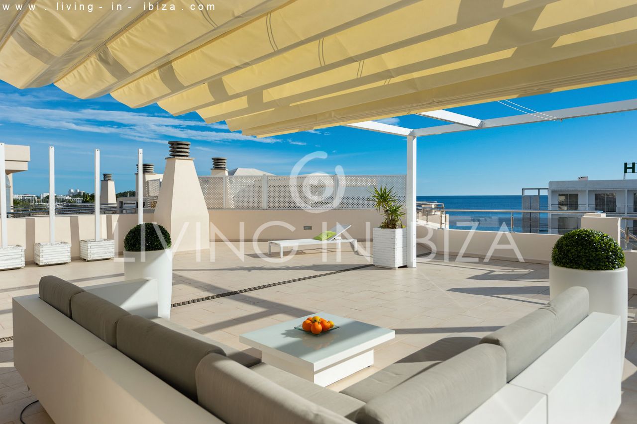 Fantástico ático en venta con vistas al mar, gran terraza, parking, calefacción central, piscina comunitaria en Santa Eulalia del Río, Ibiza 