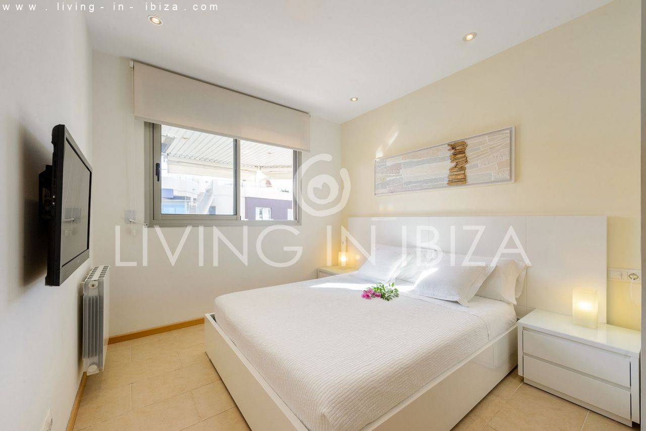 Fantástico ático en venta con vistas al mar, gran terraza, parking, calefacción central, piscina comunitaria en Santa Eulalia del Río, Ibiza 