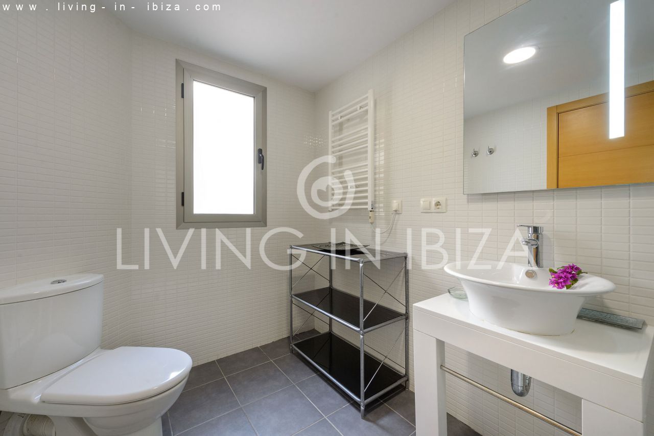 Fantástico ático en venta con vistas al mar, gran terraza, parking, calefacción central, piscina comunitaria en Santa Eulalia del Río, Ibiza 