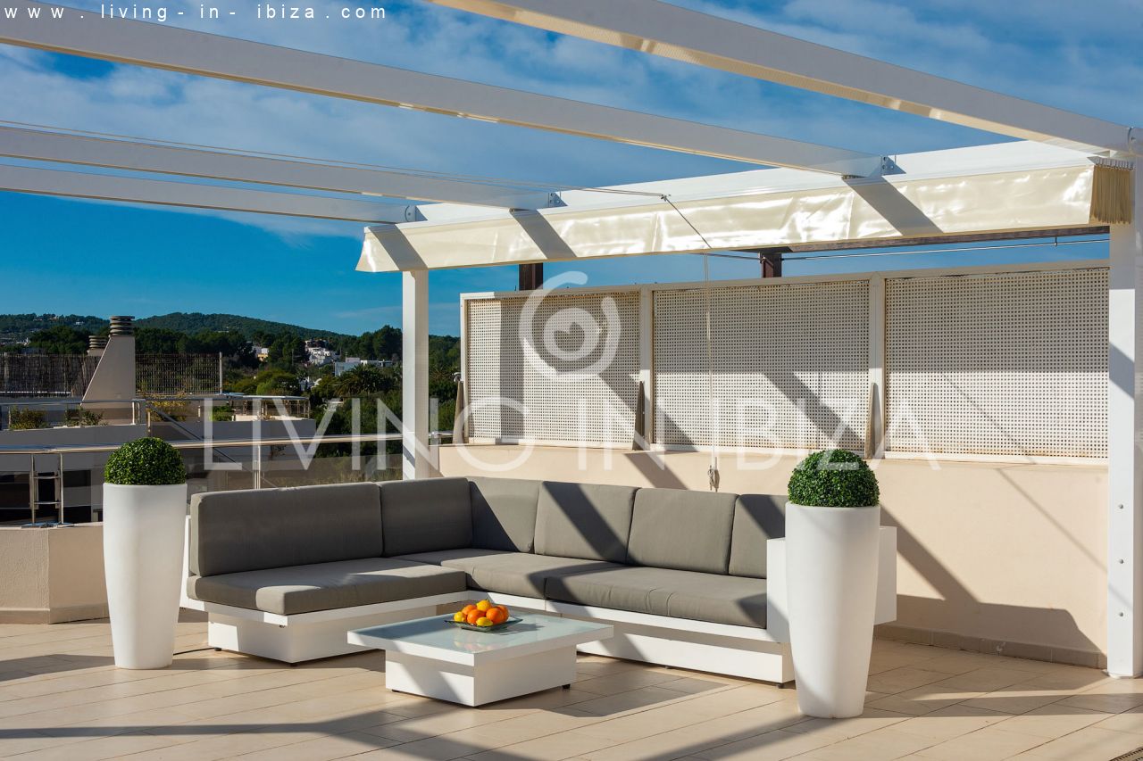 Fantástico ático en venta con vistas al mar, gran terraza, parking, calefacción central, piscina comunitaria en Santa Eulalia del Río, Ibiza 