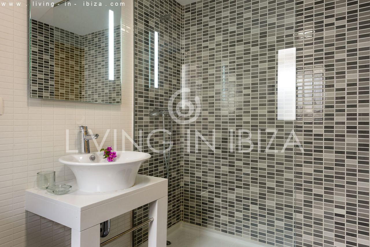 Fantástico ático en venta con vistas al mar, gran terraza, parking, calefacción central, piscina comunitaria en Santa Eulalia del Río, Ibiza 