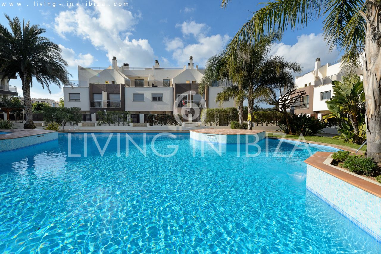 Fantástico ático en venta con vistas al mar, gran terraza, parking, calefacción central, piscina comunitaria en Santa Eulalia del Río, Ibiza 