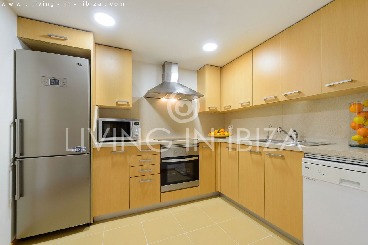 Fantástico ático en venta con vistas al mar, gran terraza, parking, calefacción central, piscina comunitaria en Santa Eulalia del Río, Ibiza 