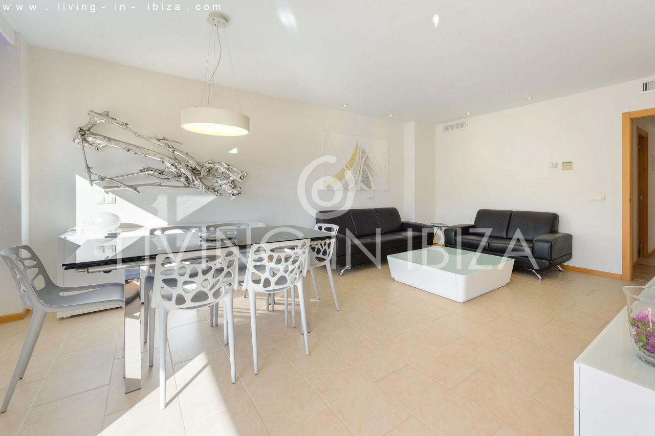Fantástico ático en venta con vistas al mar, gran terraza, parking, calefacción central, piscina comunitaria en Santa Eulalia del Río, Ibiza 