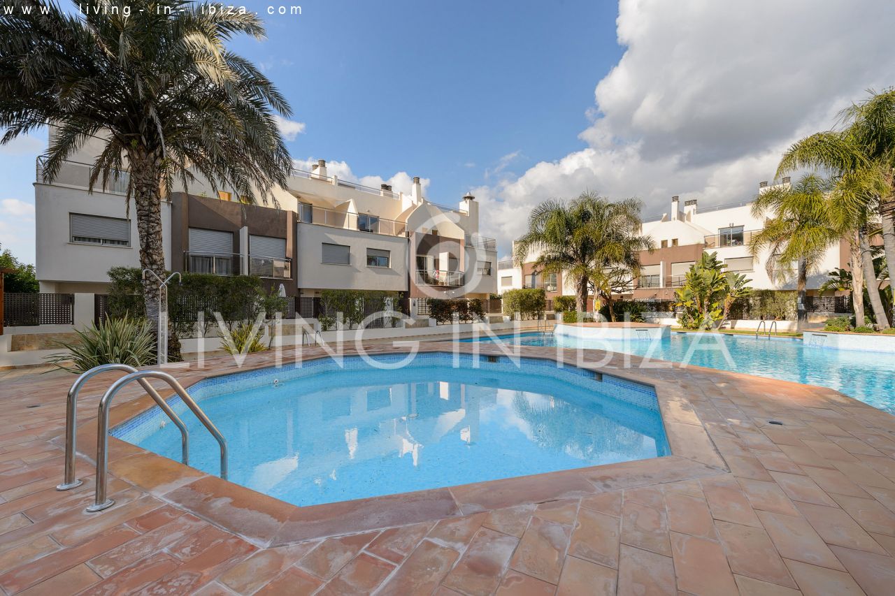 Fantástico ático en venta con vistas al mar, gran terraza, parking, calefacción central, piscina comunitaria en Santa Eulalia del Río, Ibiza 