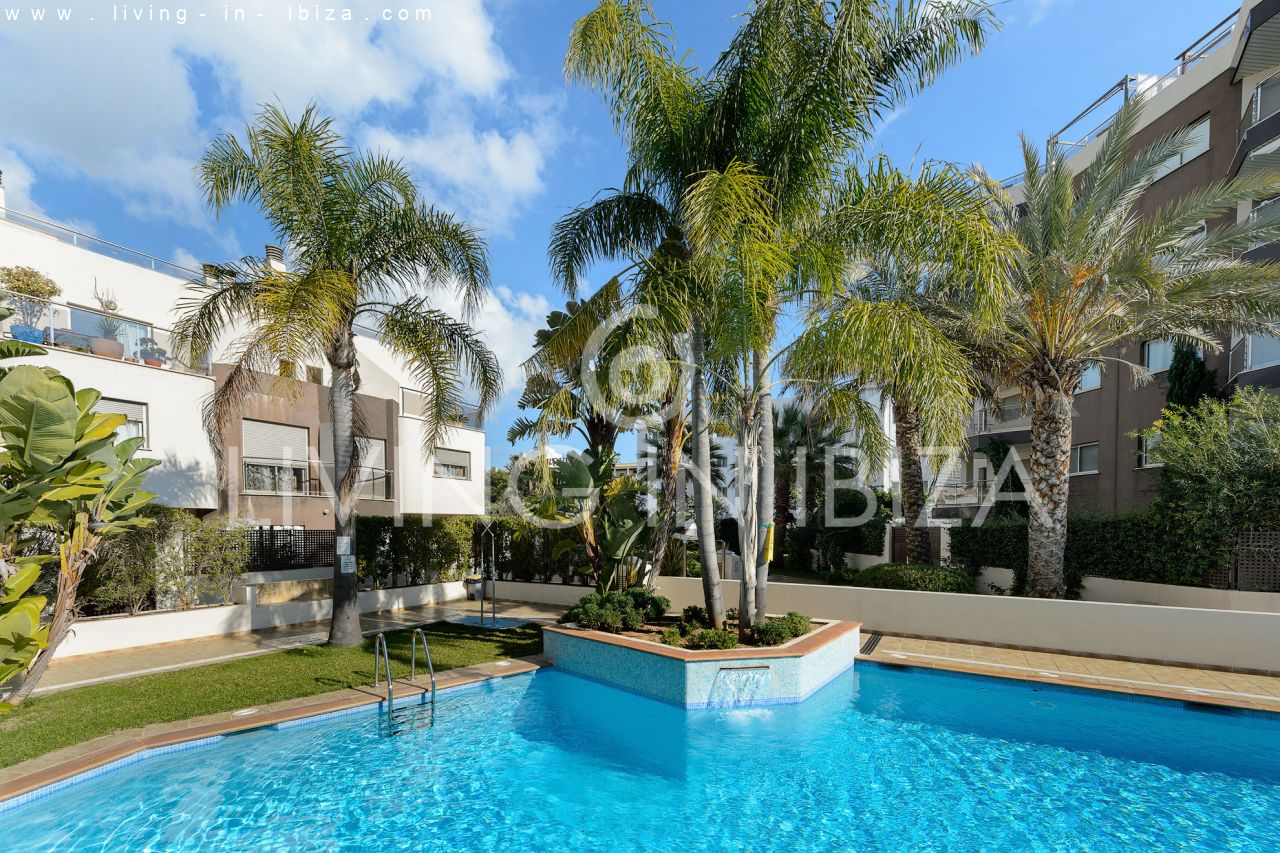 Fantástico ático en venta con vistas al mar, gran terraza, parking, calefacción central, piscina comunitaria en Santa Eulalia del Río, Ibiza 