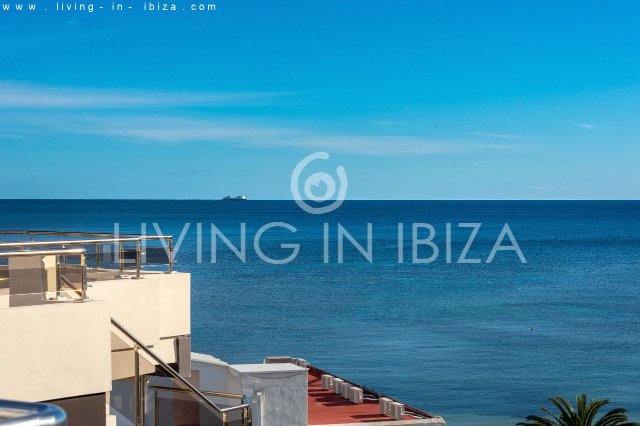 Fantástico ático en venta con vistas al mar, gran terraza, parking, calefacción central, piscina comunitaria en Santa Eulalia del Río, Ibiza 