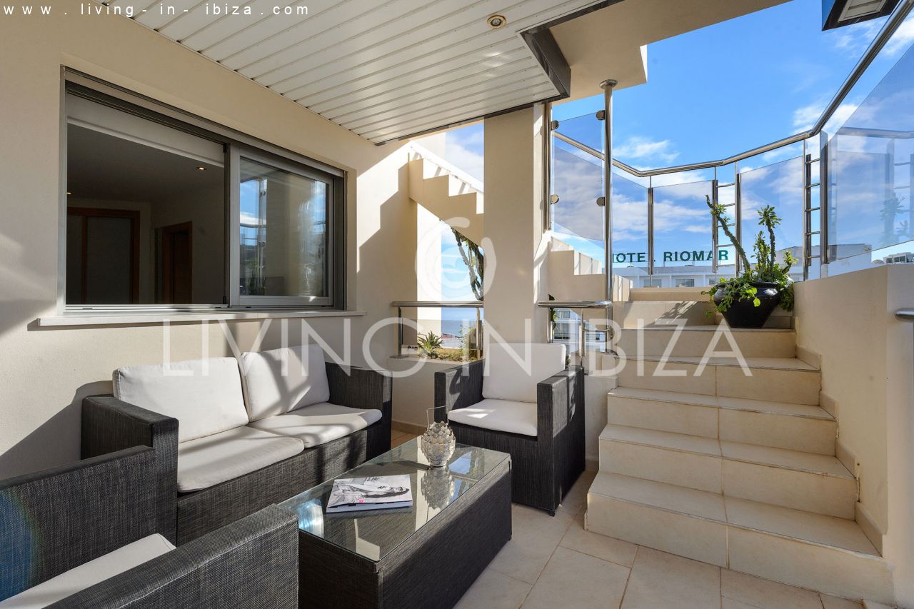 Fantástico ático en venta con vistas al mar, gran terraza, parking, calefacción central, piscina comunitaria en Santa Eulalia del Río, Ibiza 
