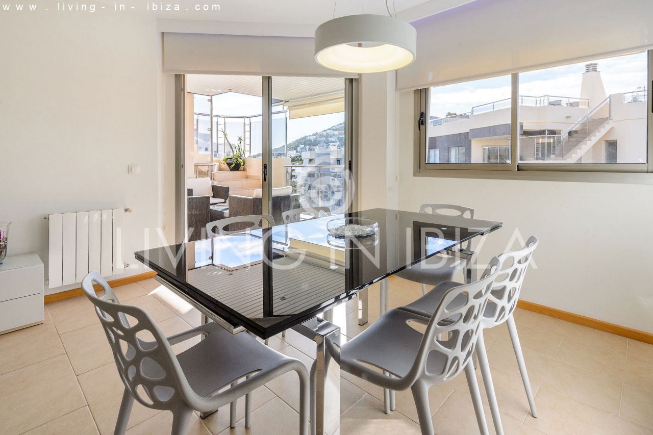 Fantástico ático en venta con vistas al mar, gran terraza, parking, calefacción central, piscina comunitaria en Santa Eulalia del Río, Ibiza 
