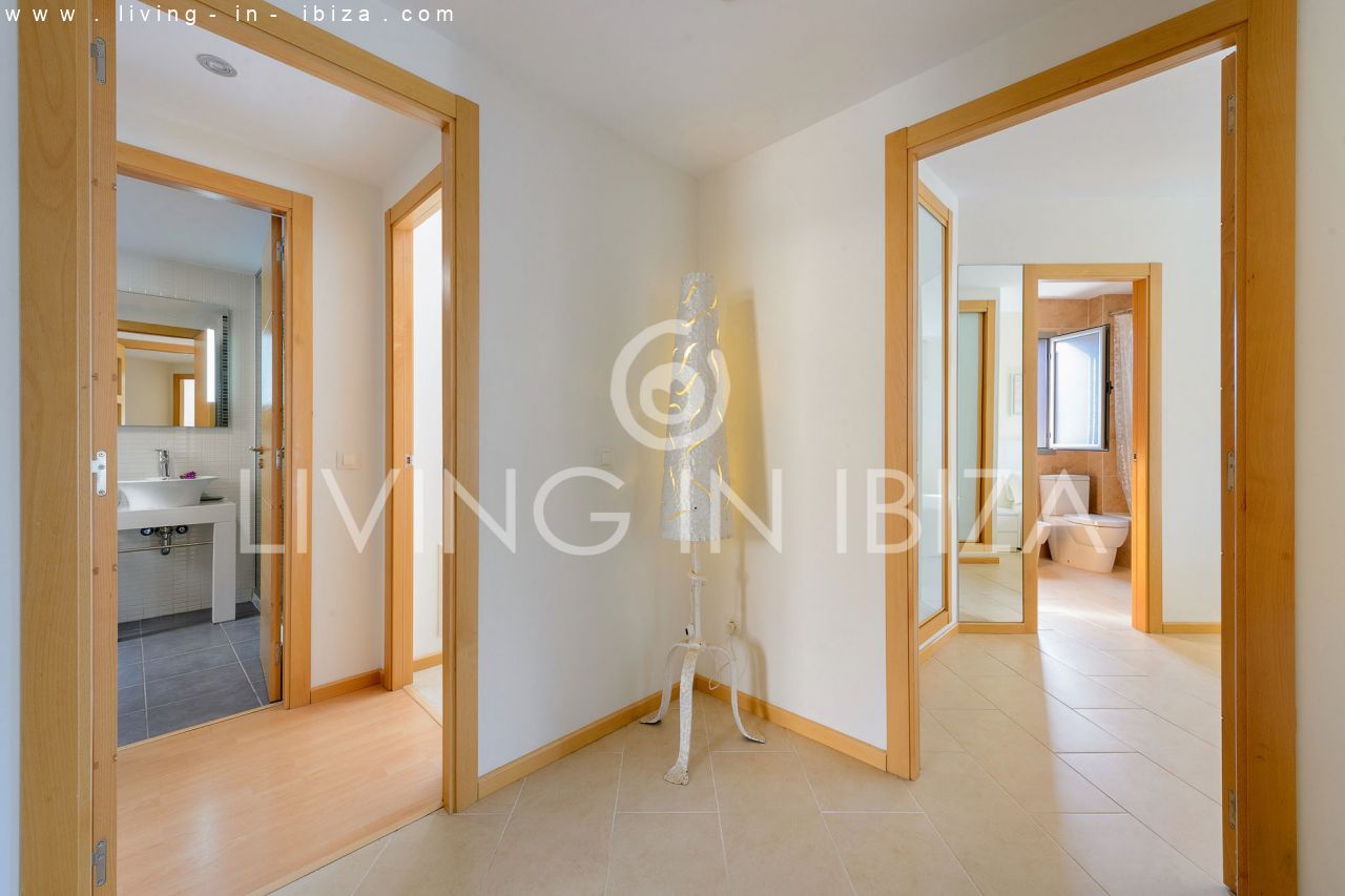 Fantástico ático en venta con vistas al mar, gran terraza, parking, calefacción central, piscina comunitaria en Santa Eulalia del Río, Ibiza 