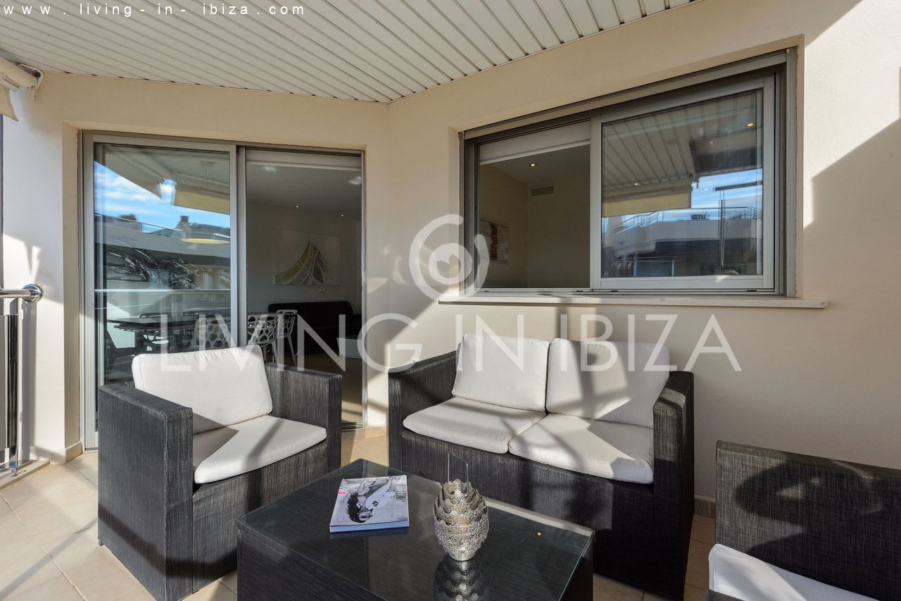 Fantástico ático en venta con vistas al mar, gran terraza, parking, calefacción central, piscina comunitaria en Santa Eulalia del Río, Ibiza 
