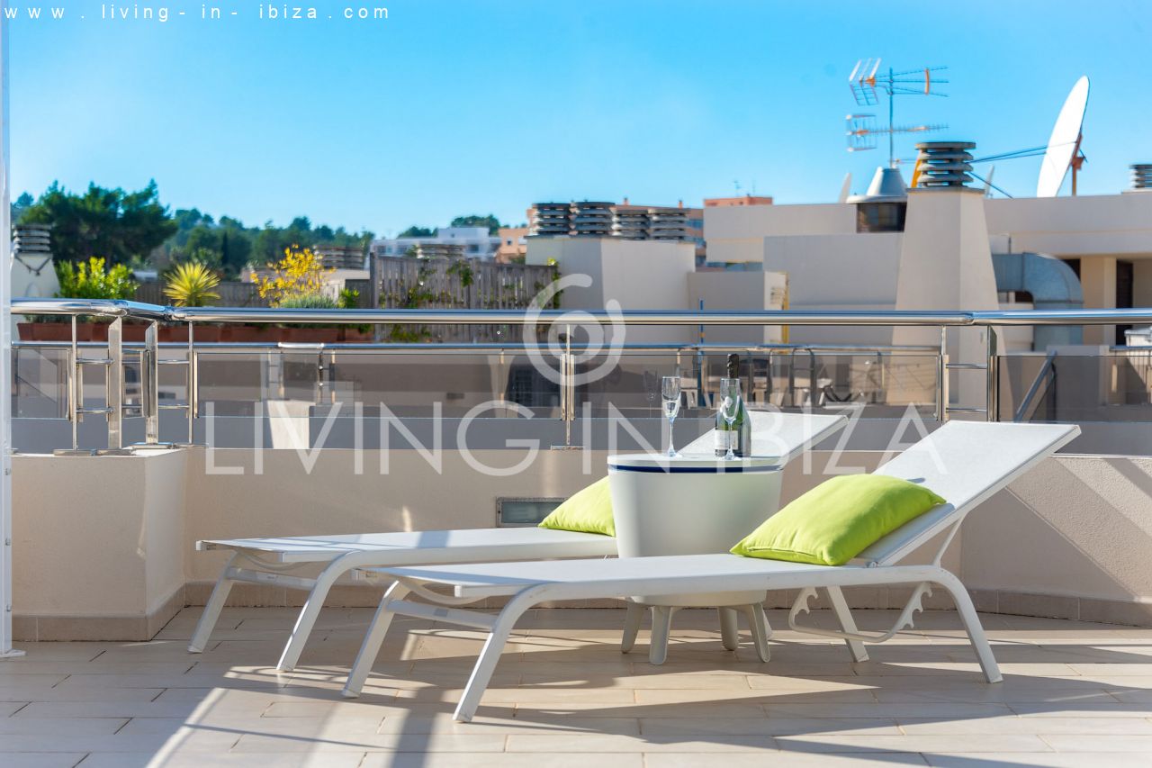 Fantástico ático en venta con vistas al mar, gran terraza, parking, calefacción central, piscina comunitaria en Santa Eulalia del Río, Ibiza 