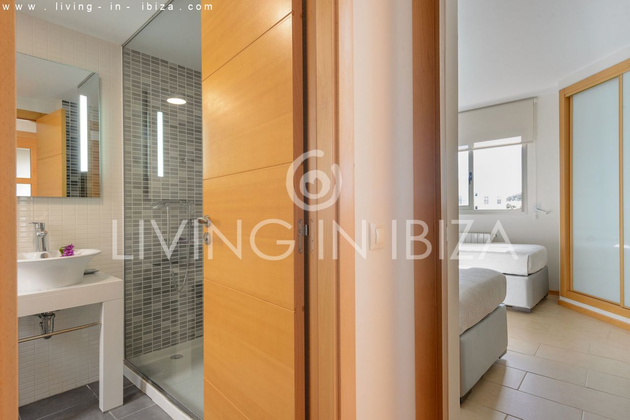 Fantástico ático en venta con vistas al mar, gran terraza, parking, calefacción central, piscina comunitaria en Santa Eulalia del Río, Ibiza 