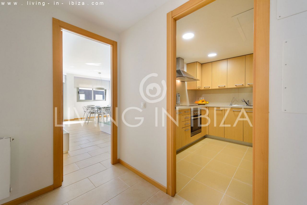 Fantástico ático en venta con vistas al mar, gran terraza, parking, calefacción central, piscina comunitaria en Santa Eulalia del Río, Ibiza 