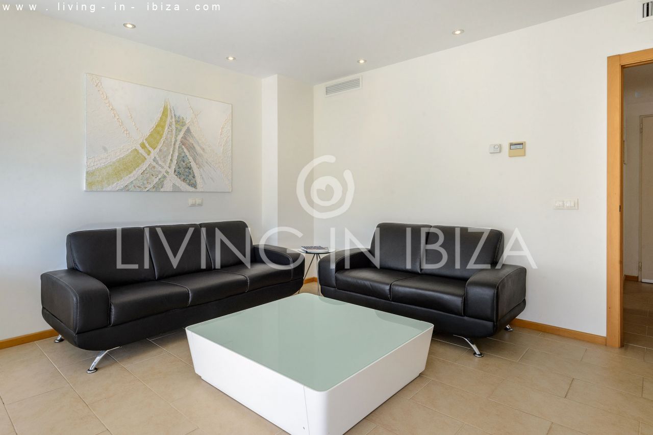 Fantástico ático en venta con vistas al mar, gran terraza, parking, calefacción central, piscina comunitaria en Santa Eulalia del Río, Ibiza 