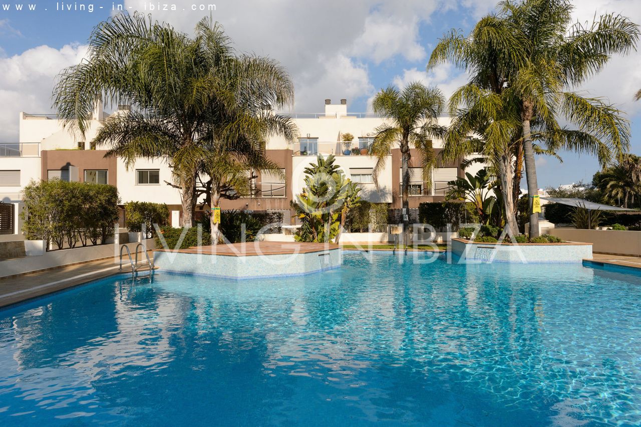 Fantástico ático en venta con vistas al mar, gran terraza, parking, calefacción central, piscina comunitaria en Santa Eulalia del Río, Ibiza 