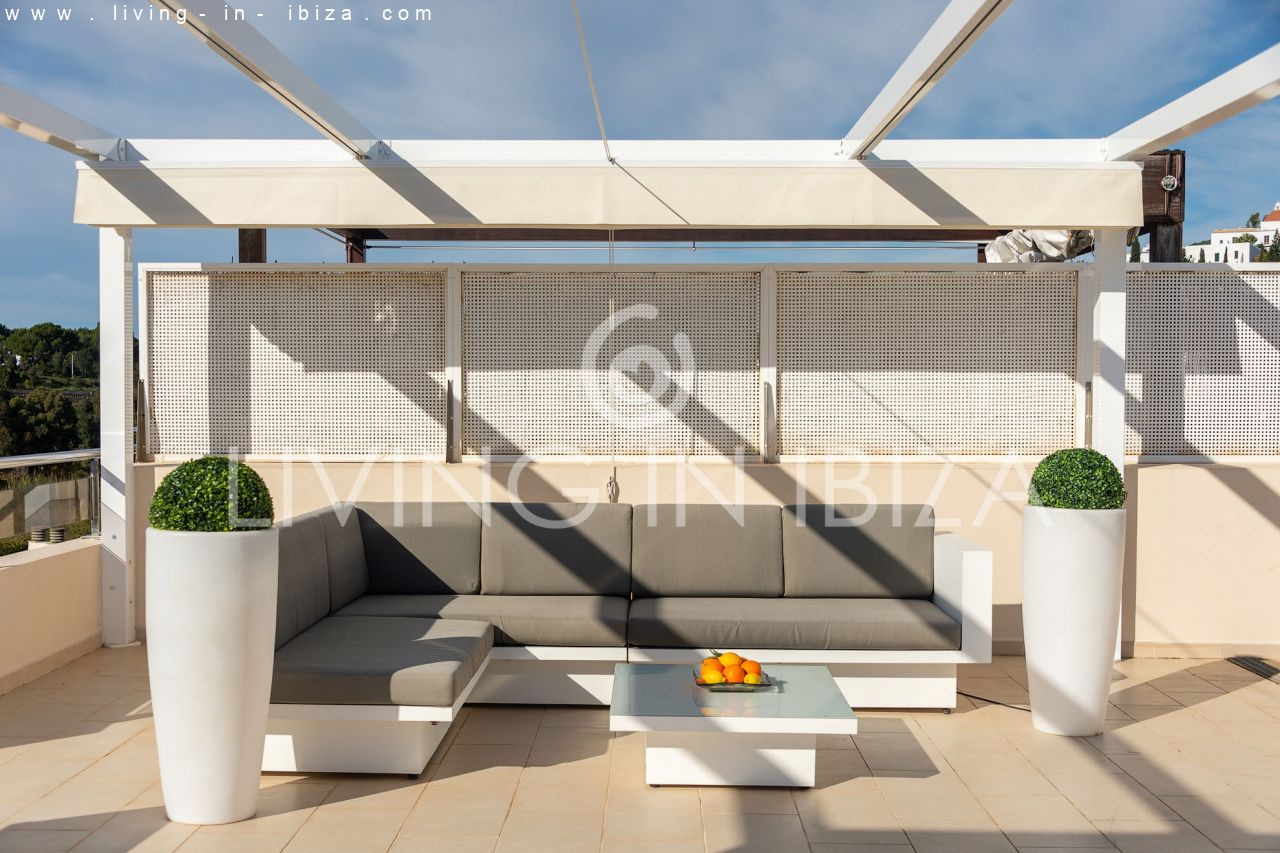 Fantástico ático en venta con vistas al mar, gran terraza, parking, calefacción central, piscina comunitaria en Santa Eulalia del Río, Ibiza 