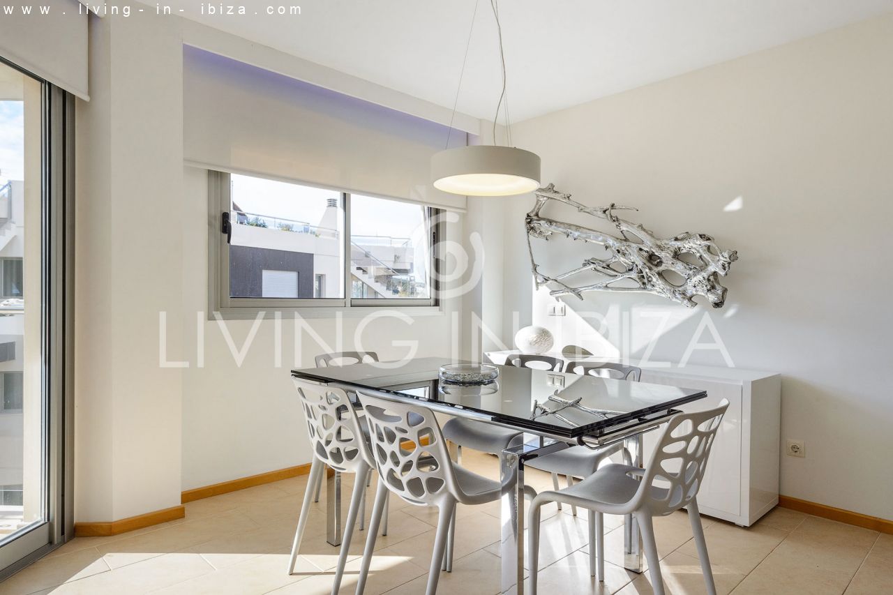 Fantástico ático en venta con vistas al mar, gran terraza, parking, calefacción central, piscina comunitaria en Santa Eulalia del Río, Ibiza 