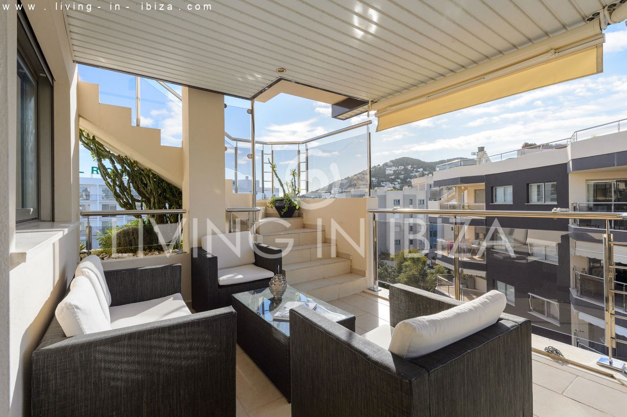 Fantástico ático en venta con vistas al mar, gran terraza, parking, calefacción central, piscina comunitaria en Santa Eulalia del Río, Ibiza 