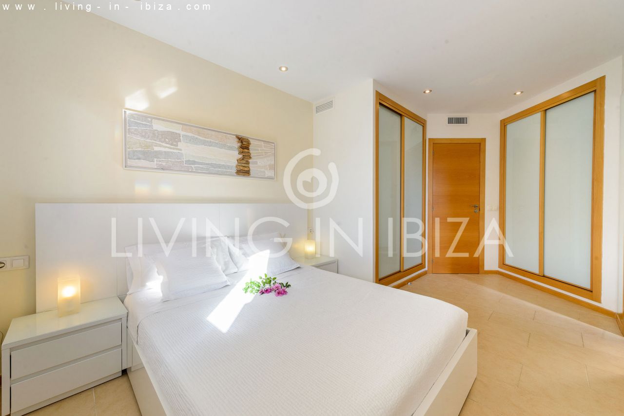Fantástico ático en venta con vistas al mar, gran terraza, parking, calefacción central, piscina comunitaria en Santa Eulalia del Río, Ibiza 