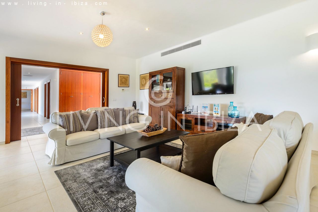 Atractiva casa moderna nueva en el campo cerca de Santa Gertrudis San Lorenzo, piscina, calefacción suelo radiante en alquiler anual a largo plazo