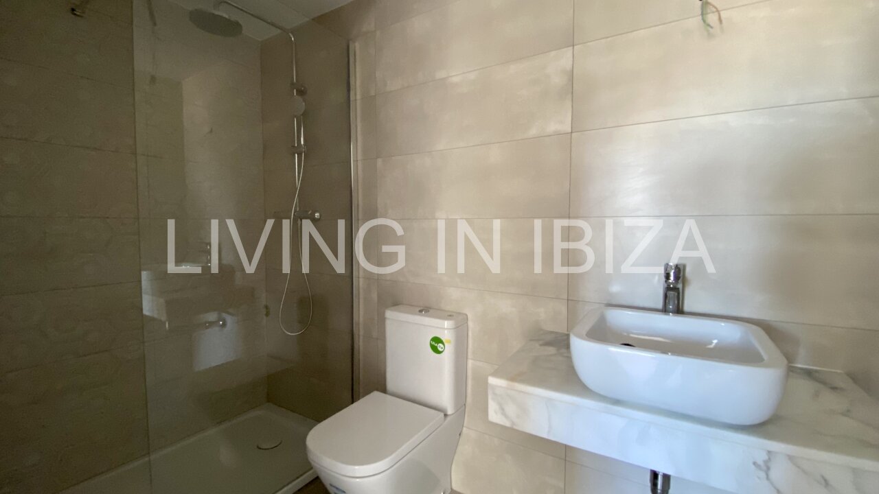 Can Buddha es un atractivo y moderno ático nuevo a estrenar sin amueblar en urbanización de lujo en la ciudad de Santa Eulalia del Río