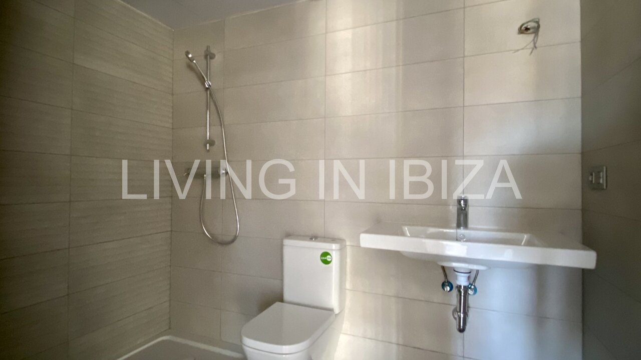 Can Buddha es un atractivo y moderno ático nuevo a estrenar sin amueblar en urbanización de lujo en la ciudad de Santa Eulalia del Río