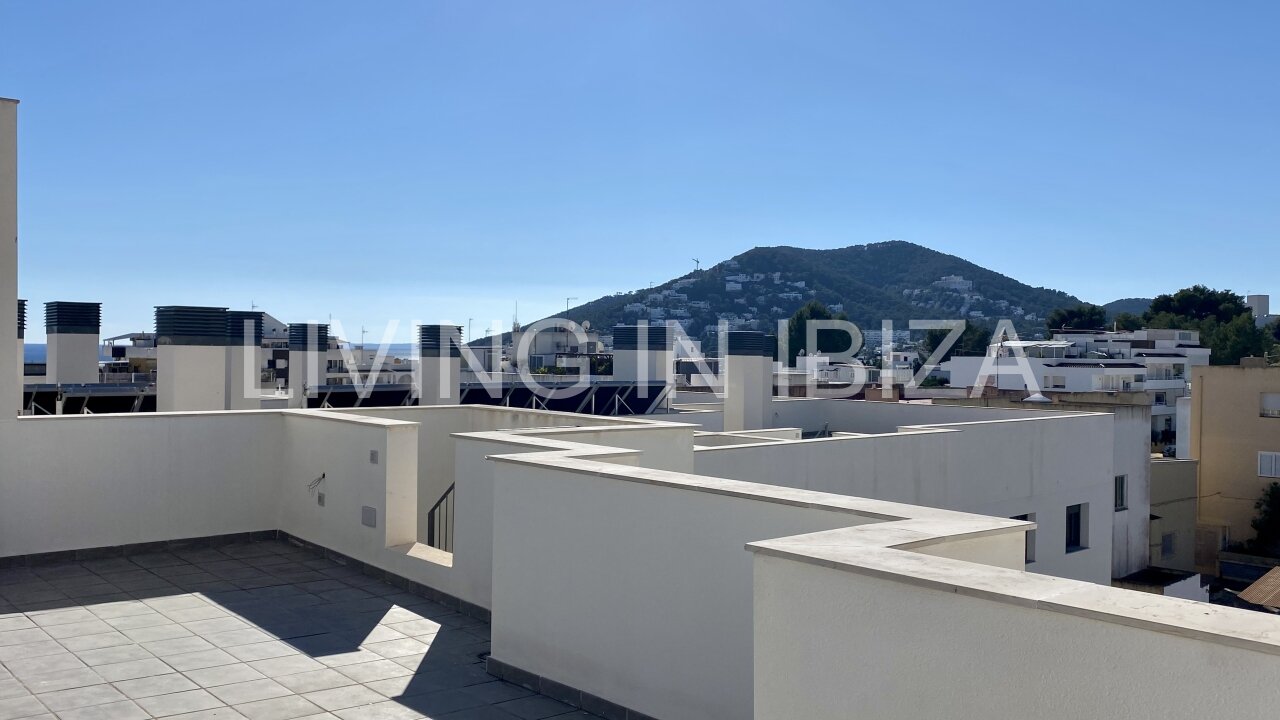 Can Buddha es un atractivo y moderno ático nuevo a estrenar sin amueblar en urbanización de lujo en la ciudad de Santa Eulalia del Río