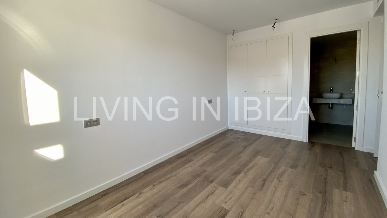 Can Buddha es un atractivo y moderno ático nuevo a estrenar sin amueblar en urbanización de lujo en la ciudad de Santa Eulalia del Río