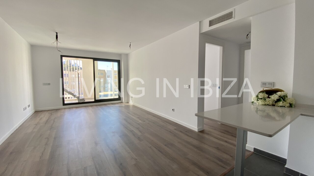 Can Buddha es un atractivo y moderno ático nuevo a estrenar sin amueblar en urbanización de lujo en la ciudad de Santa Eulalia del Río