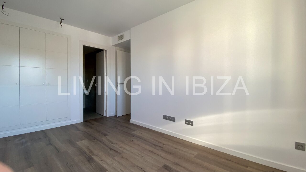 Can Buddha es un atractivo y moderno ático nuevo a estrenar sin amueblar en urbanización de lujo en la ciudad de Santa Eulalia del Río